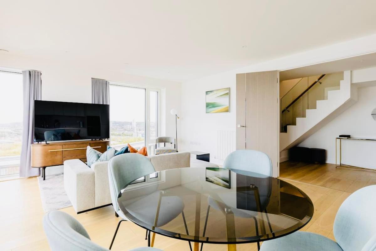 Executive Waterfront Split Penthouse Apartment *