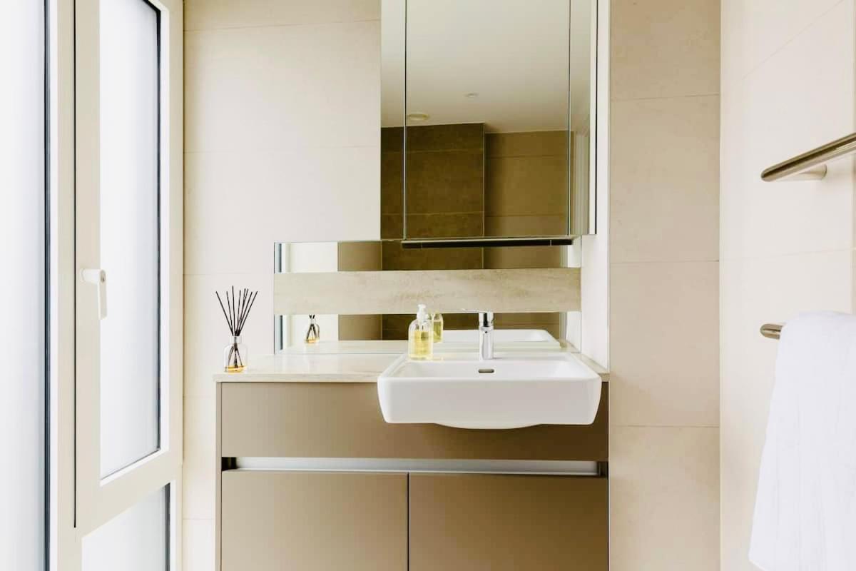 Executive Waterfront Split Penthouse Apartment *