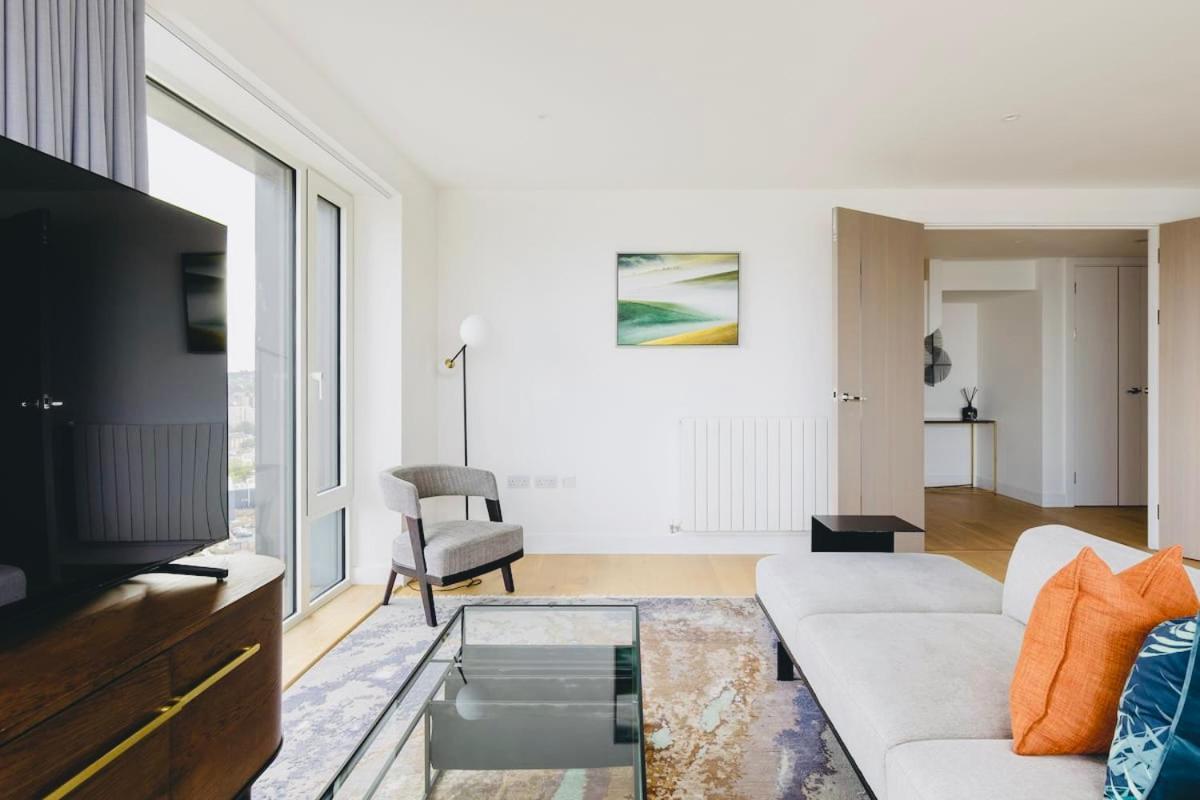 Executive Waterfront Split Penthouse Apartment London