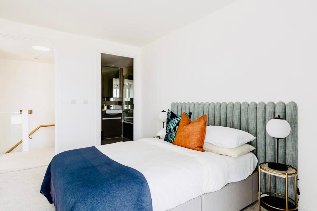 Executive Waterfront Split Penthouse Apartment *